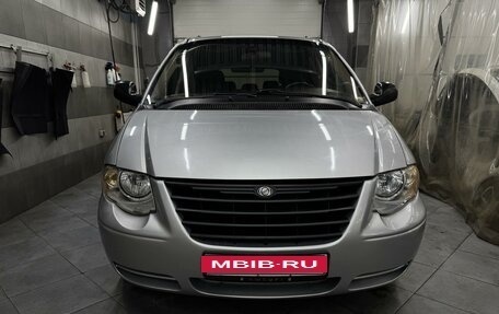 Chrysler Town & Country IV, 2005 год, 650 000 рублей, 2 фотография