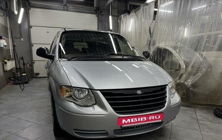 Chrysler Town & Country IV, 2005 год, 650 000 рублей, 3 фотография