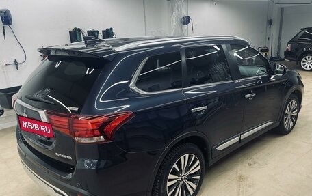 Mitsubishi Outlander III рестайлинг 3, 2019 год, 3 170 000 рублей, 2 фотография