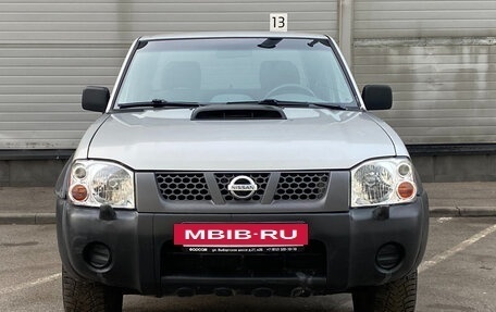 Nissan NP300, 2011 год, 1 109 000 рублей, 2 фотография