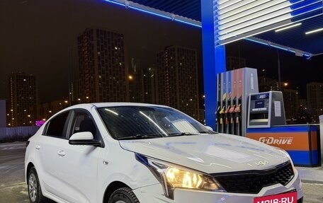 KIA Rio IV, 2022 год, 1 800 000 рублей, 2 фотография