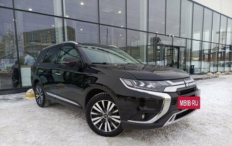 Mitsubishi Outlander III рестайлинг 3, 2020 год, 2 941 000 рублей, 3 фотография