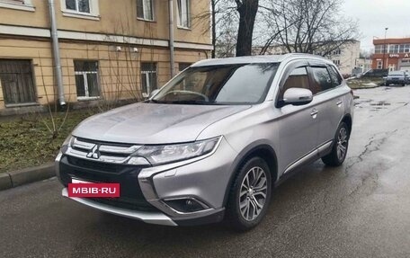 Mitsubishi Outlander III рестайлинг 3, 2016 год, 1 895 000 рублей, 2 фотография