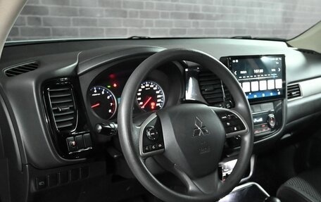 Mitsubishi Outlander III рестайлинг 3, 2018 год, 1 891 000 рублей, 12 фотография