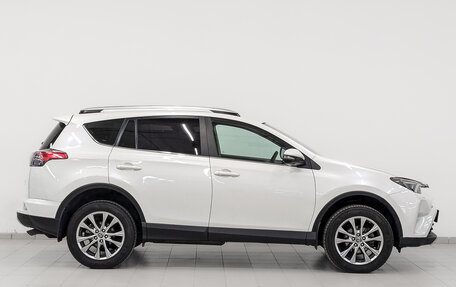 Toyota RAV4, 2017 год, 2 395 000 рублей, 4 фотография