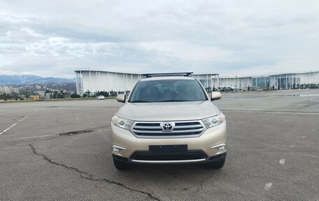 Toyota Highlander III, 2011 год, 2 200 000 рублей, 3 фотография