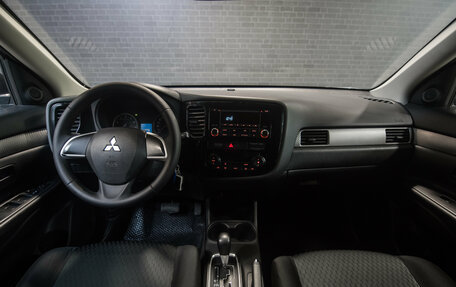 Mitsubishi Outlander III рестайлинг 3, 2014 год, 1 480 000 рублей, 13 фотография