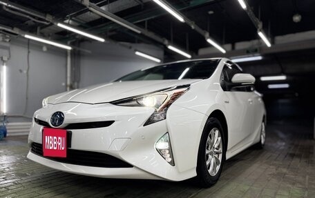 Toyota Prius IV XW50, 2018 год, 1 600 000 рублей, 1 фотография