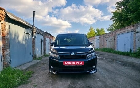 Toyota Voxy III, 2014 год, 1 750 000 рублей, 5 фотография