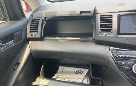 Toyota ISis I, 2013 год, 998 000 рублей, 16 фотография