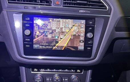 Volkswagen Tiguan II, 2020 год, 2 300 000 рублей, 24 фотография