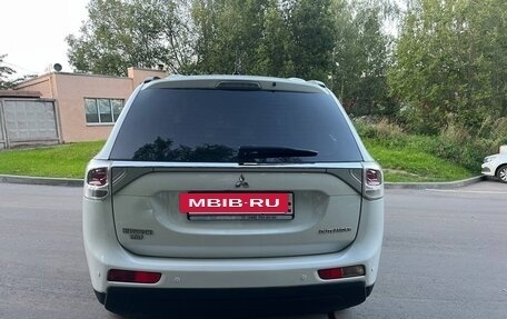 Mitsubishi Outlander III рестайлинг 3, 2013 год, 1 350 000 рублей, 2 фотография