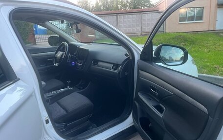 Mitsubishi Outlander III рестайлинг 3, 2013 год, 1 350 000 рублей, 17 фотография