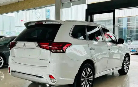 Mitsubishi Outlander III рестайлинг 3, 2021 год, 2 600 000 рублей, 4 фотография