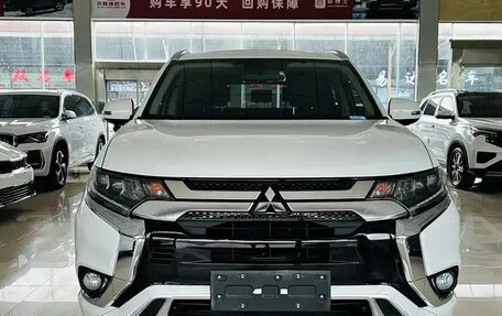 Mitsubishi Outlander III рестайлинг 3, 2021 год, 2 600 000 рублей, 2 фотография
