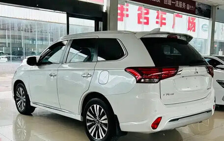 Mitsubishi Outlander III рестайлинг 3, 2021 год, 2 600 000 рублей, 6 фотография