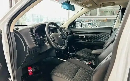 Mitsubishi Outlander III рестайлинг 3, 2021 год, 2 600 000 рублей, 7 фотография