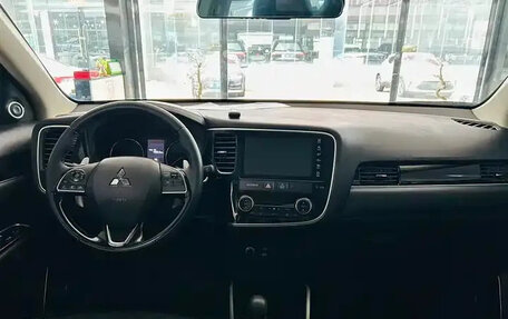 Mitsubishi Outlander III рестайлинг 3, 2021 год, 2 600 000 рублей, 8 фотография