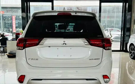 Mitsubishi Outlander III рестайлинг 3, 2021 год, 2 600 000 рублей, 5 фотография