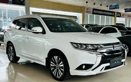 Mitsubishi Outlander III рестайлинг 3, 2021 год, 2 600 000 рублей, 3 фотография