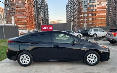 Toyota Prius IV XW50, 2019 год, 2 050 000 рублей, 4 фотография