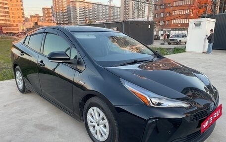 Toyota Prius IV XW50, 2019 год, 2 050 000 рублей, 3 фотография