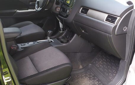 Mitsubishi Outlander III рестайлинг 3, 2015 год, 1 800 000 рублей, 8 фотография