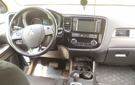 Mitsubishi Outlander III рестайлинг 3, 2015 год, 1 800 000 рублей, 7 фотография