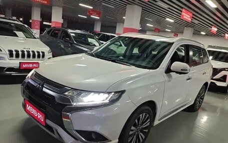 Mitsubishi Outlander III рестайлинг 3, 2021 год, 2 500 000 рублей, 1 фотография