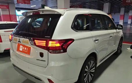Mitsubishi Outlander III рестайлинг 3, 2021 год, 2 500 000 рублей, 4 фотография