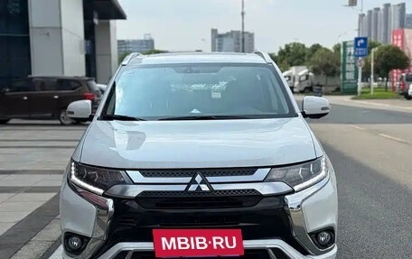 Mitsubishi Outlander III рестайлинг 3, 2021 год, 2 500 000 рублей, 2 фотография