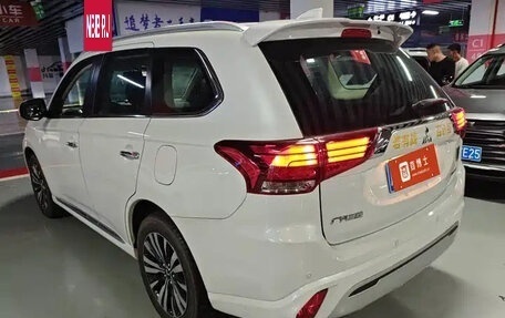 Mitsubishi Outlander III рестайлинг 3, 2021 год, 2 500 000 рублей, 5 фотография