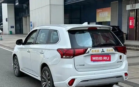 Mitsubishi Outlander III рестайлинг 3, 2021 год, 2 500 000 рублей, 3 фотография