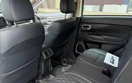 Mitsubishi Outlander III рестайлинг 3, 2021 год, 2 500 000 рублей, 8 фотография