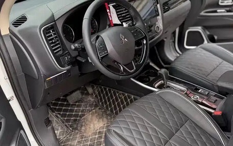 Mitsubishi Outlander III рестайлинг 3, 2021 год, 2 500 000 рублей, 6 фотография