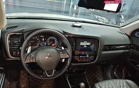 Mitsubishi Outlander III рестайлинг 3, 2021 год, 2 500 000 рублей, 7 фотография