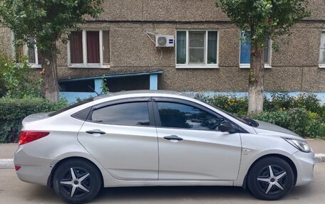 Hyundai Solaris II рестайлинг, 2011 год, 600 000 рублей, 2 фотография