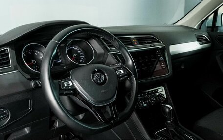 Volkswagen Tiguan II, 2019 год, 2 400 000 рублей, 6 фотография