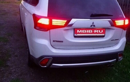 Mitsubishi Outlander III рестайлинг 3, 2015 год, 1 650 000 рублей, 2 фотография