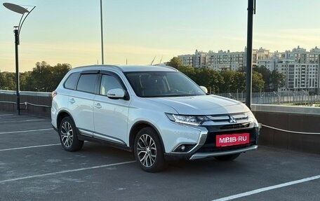 Mitsubishi Outlander III рестайлинг 3, 2017 год, 1 899 000 рублей, 2 фотография