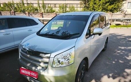 Toyota Noah III, 2008 год, 1 275 000 рублей, 12 фотография