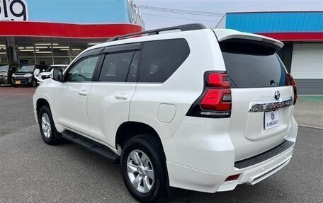 Toyota Land Cruiser Prado 150 рестайлинг 2, 2022 год, 3 990 000 рублей, 4 фотография