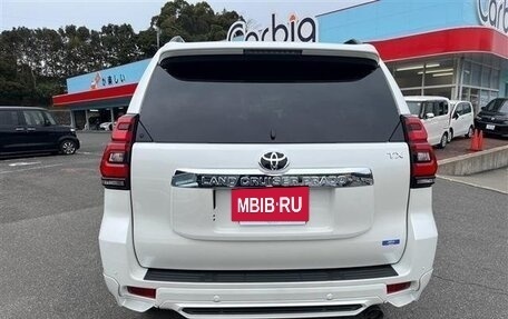 Toyota Land Cruiser Prado 150 рестайлинг 2, 2022 год, 3 990 000 рублей, 6 фотография