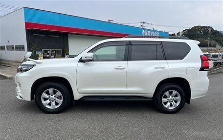 Toyota Land Cruiser Prado 150 рестайлинг 2, 2022 год, 3 990 000 рублей, 7 фотография