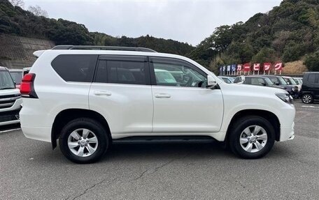 Toyota Land Cruiser Prado 150 рестайлинг 2, 2022 год, 3 990 000 рублей, 8 фотография