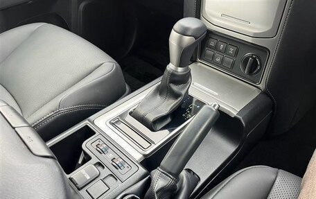 Toyota Land Cruiser Prado 150 рестайлинг 2, 2022 год, 3 990 000 рублей, 14 фотография