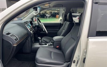 Toyota Land Cruiser Prado 150 рестайлинг 2, 2022 год, 3 990 000 рублей, 11 фотография