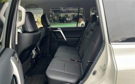 Toyota Land Cruiser Prado 150 рестайлинг 2, 2022 год, 3 990 000 рублей, 12 фотография