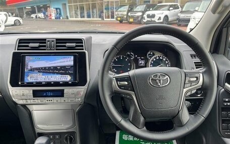 Toyota Land Cruiser Prado 150 рестайлинг 2, 2022 год, 3 990 000 рублей, 10 фотография