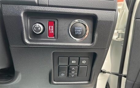 Toyota Land Cruiser Prado 150 рестайлинг 2, 2022 год, 3 990 000 рублей, 15 фотография